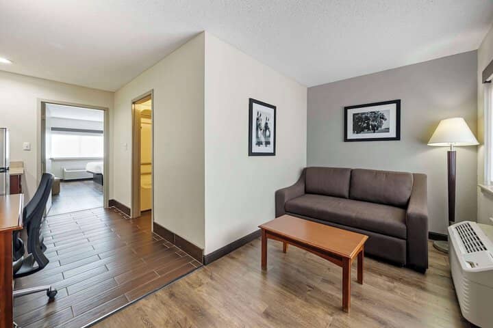 Room 6 of 25